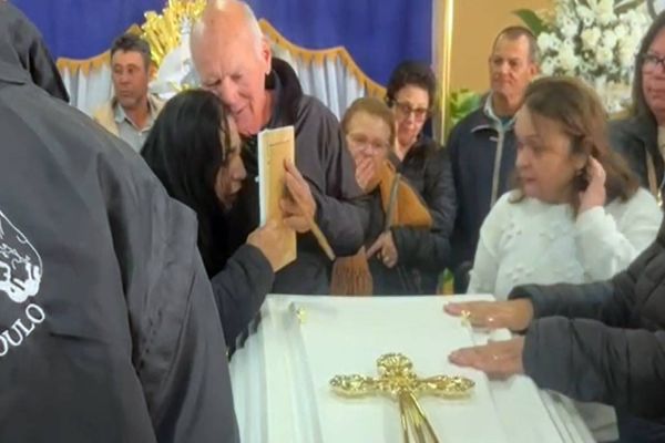 Voo 2283: Moreira Sales se despede de Hiales e Daniella Fodra em velório marcado por grande comoção