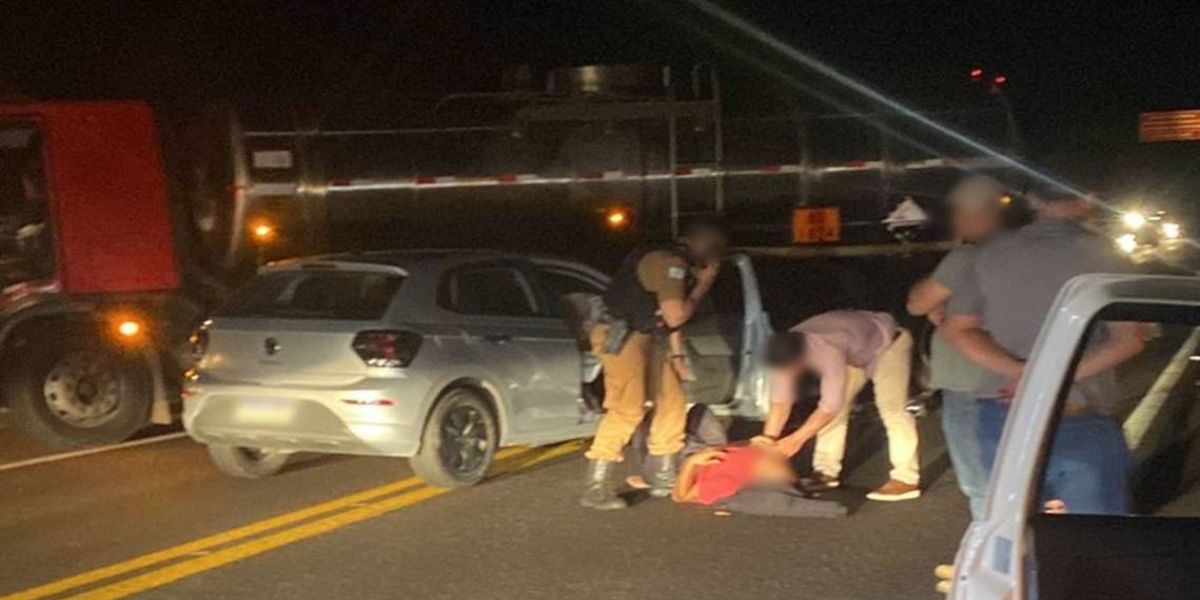 Colisão entre carro e caminhão com carga perigosa deixa duas pessoas feridas na BR-277 em Cascavel
