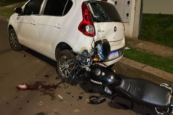 Motociclista sofre TCE após colidir moto contra carro estacionado no Jardim Riviera em Cascavel