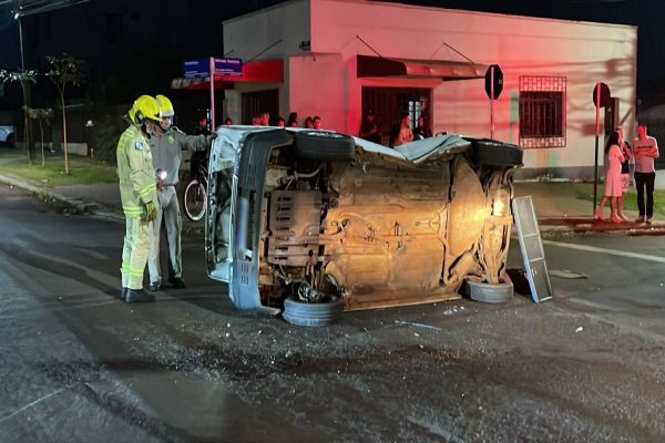 Três pessoas ficam feridas em capotamento após colisão no Bairro São Cristóvão em Cascavel