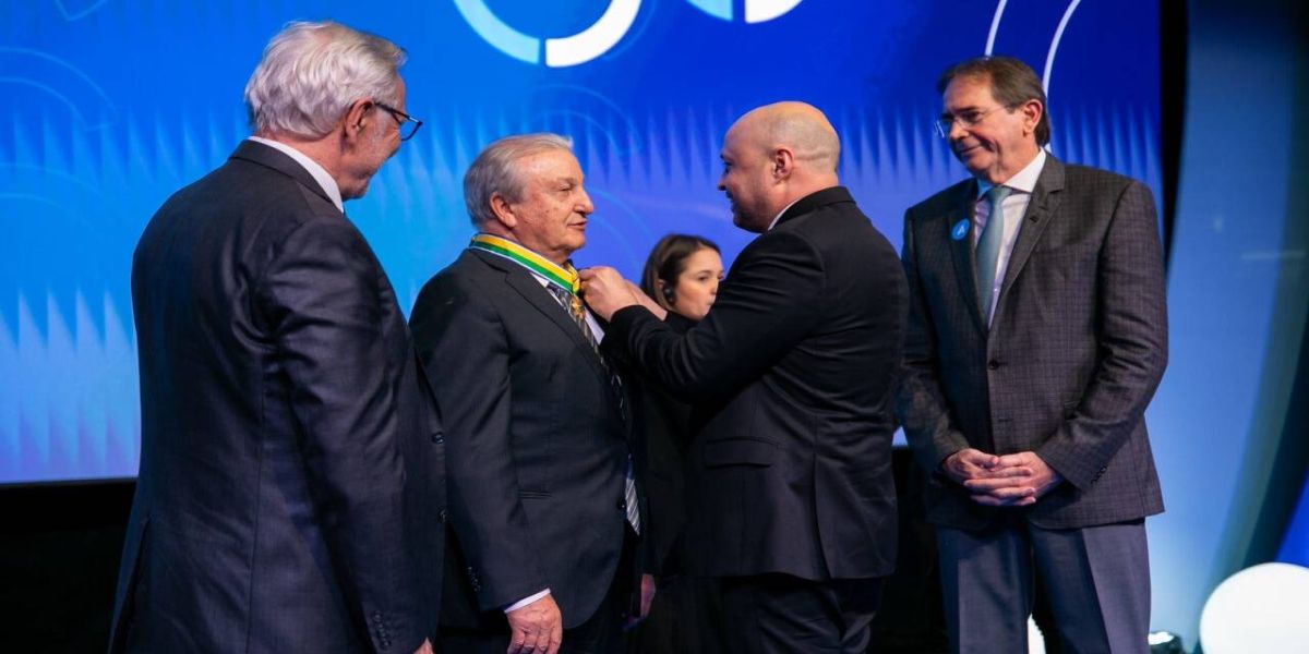 Dilvo Grolli recebe Medalha do Mérito Industrial nos 80 anos da Fiep