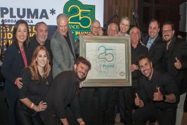 Pluma Agroavícola comemora seus 25 anos no SIAVS 2024 e anuncia novas parcerias