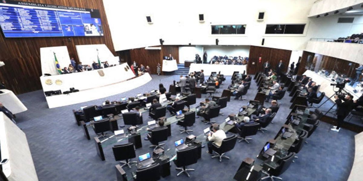 Deputado Arilson Chiorato vota contra privatização da Ferroeste