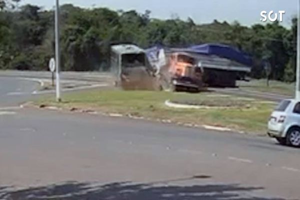 Colisão entre micro-ônibus e caminhão deixa 15 feridos na BR-277 em Céu Azul