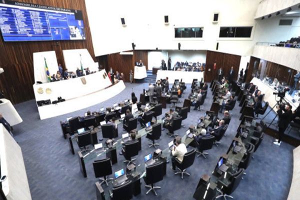 Deputado Arilson Chiorato vota contra privatização da Ferroeste