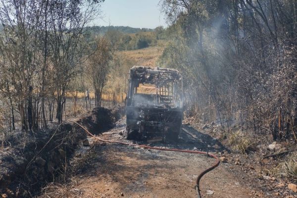 Incêndio consome ônibus escolar em Capitão Leônidas Marques, mas não há feridos