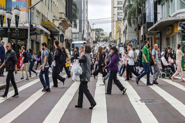 População do Paraná deve ultrapassar 12 milhões de habitantes até 2027, aponta IBGE