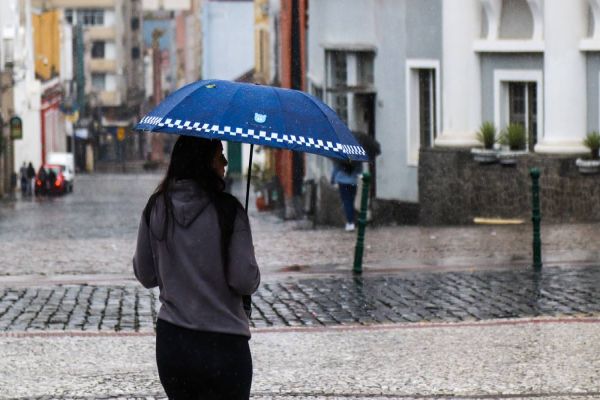 Massa de ar polar traz chuva e derruba temperatura, mas melhora o ar no Paraná