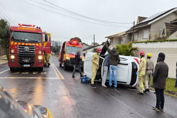 Idoso de 64 anos fica ferido após capotamento no bairro Neva em Cascavel