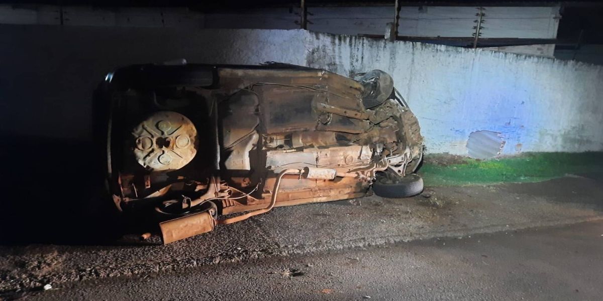 Duas pessoas ficam feridas após capotamento na PRc-467 em Cascavel; Condutor fugiu