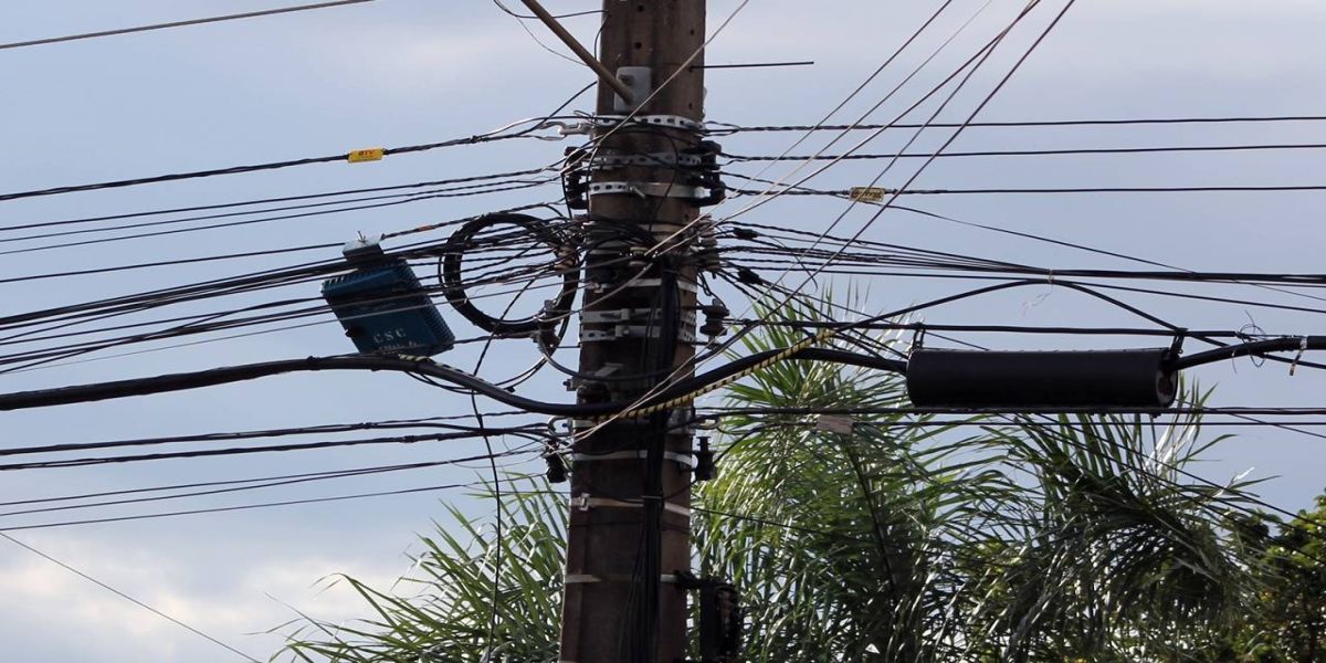 Projetos de leis buscam soluções para compartilhamento de postes no Paraná