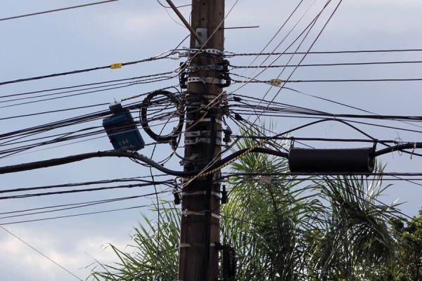 Projetos de leis buscam soluções para compartilhamento de postes no Paraná