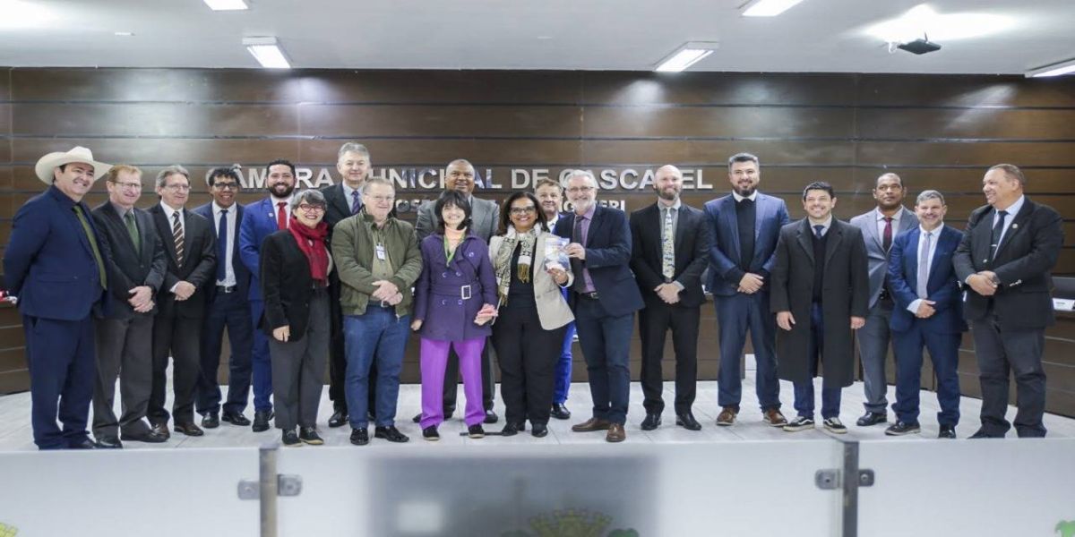 Inclusão: Câmara de Cascavel recebe escritora Nina Freitas, que vive com distonia generalizada