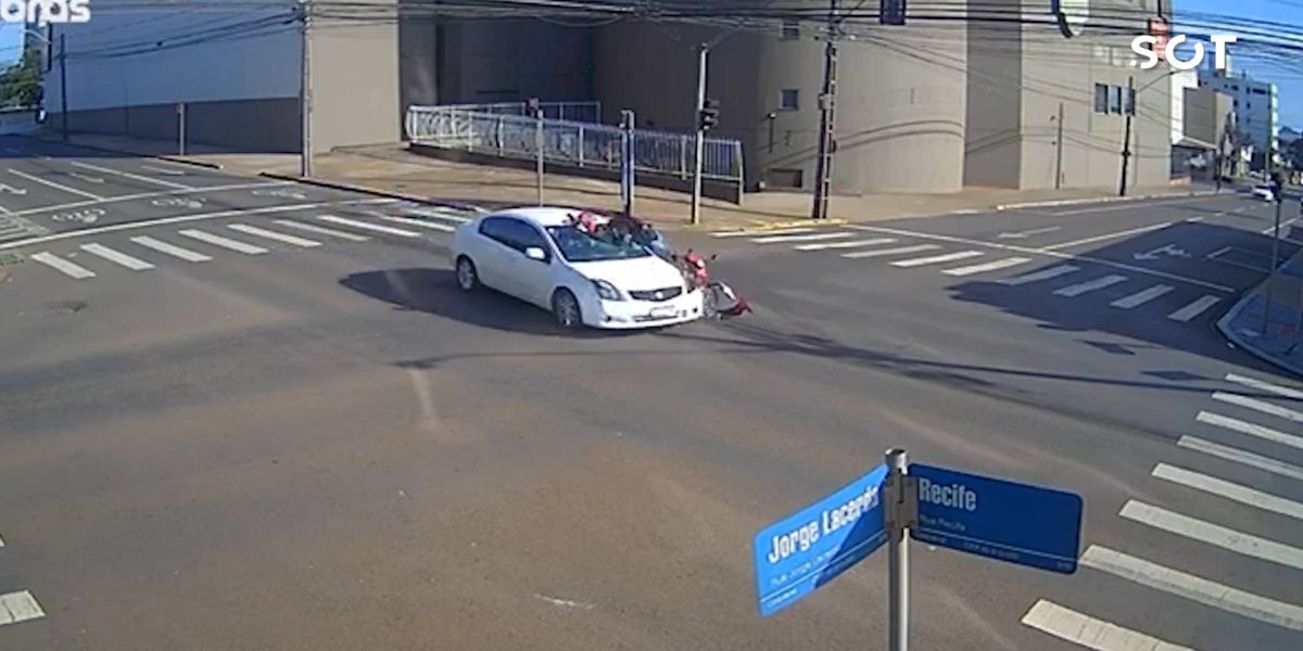 Motociclista fica em estado grave após colisão com veículo na Rua Jorge Lacerda em Cascavel