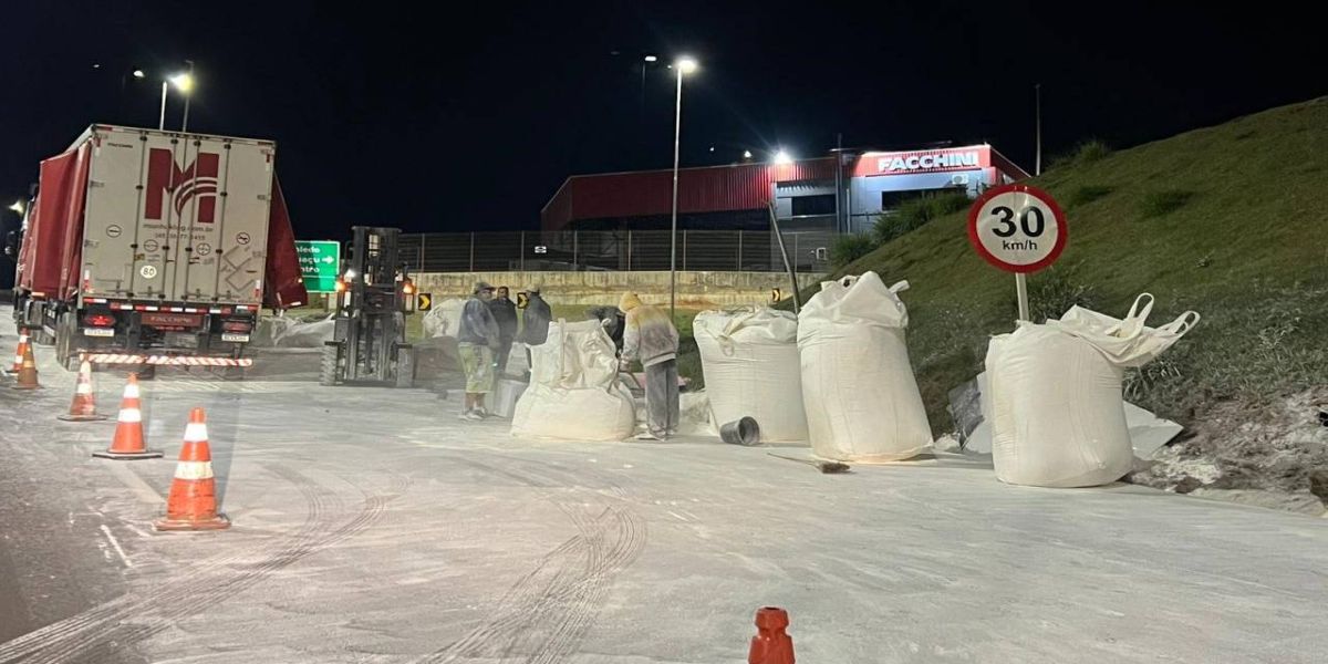 Carreta carregada com trigo tomba e paralisa o Trevo Cataratas em Cascavel