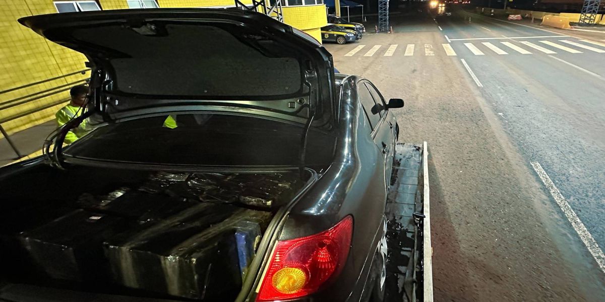 Carro acidentado em Mandaguari esconde 229 kg de maconha