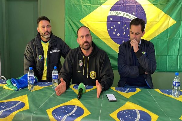 Imagem referente a notícia: Primeiro Bolsonaro pisa em Cascavel, mas no palanque de Márcio Pacheco