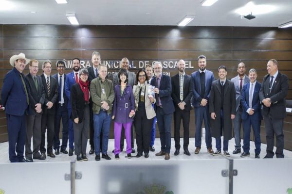 Inclusão: Câmara de Cascavel recebe escritora Nina Freitas, que vive com distonia generalizada