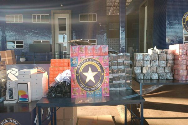Receita Federal apreende mercadorias descaminhadas avaliadas em R$ 1 mi em fundo falso de caminhão