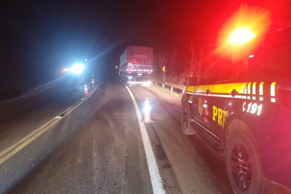 Motociclista colide com carreta na BR-277 e não resiste aos ferimentos