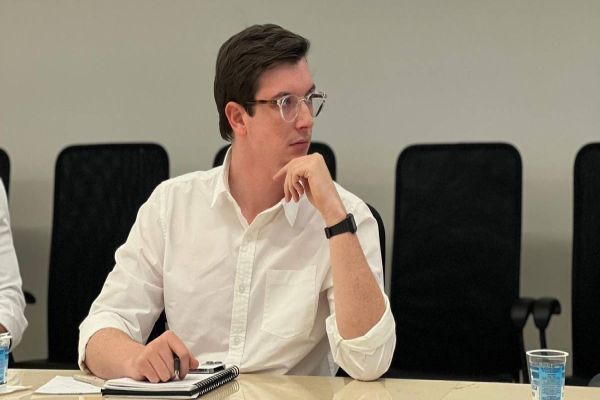 Mecabô, candidato a vice-prefeito, participa de reunião sobre a Ferroeste