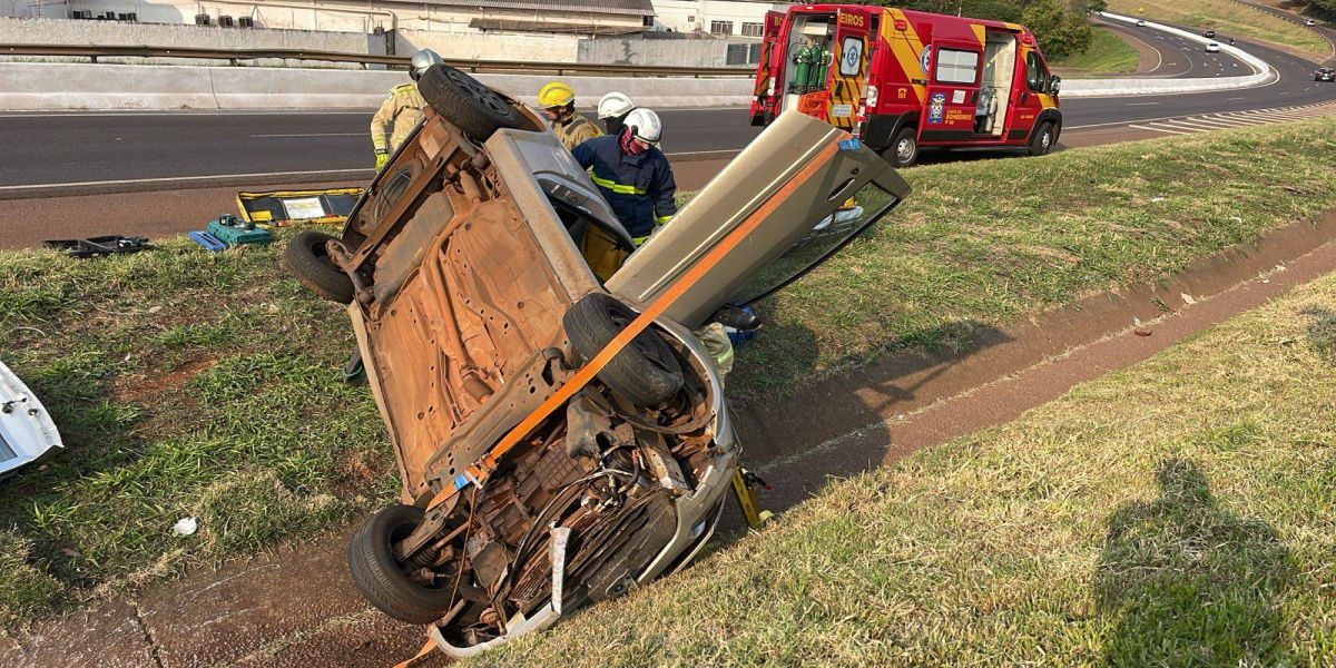 Capotamento na PRc-467 deixa mulher ferida em Cascavel