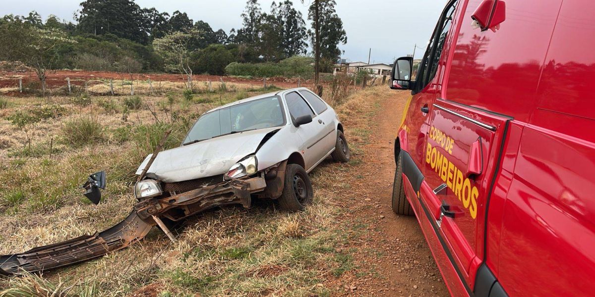 Idoso sofre mal súbito e bate carro em pilar de concreto no Bairro Floresta em Cascavel