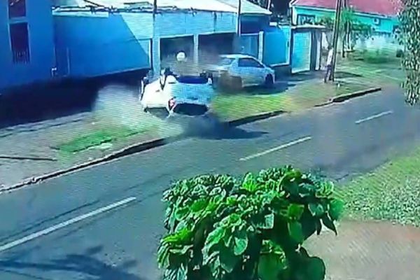 Adolescente sem CNH causa acidente com capotamento no Bairro Cascavel Velho