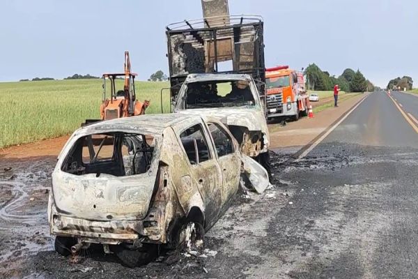 Imagem referente a notícia: Veículos pegam fogo após colisão na BR-373 em Candói