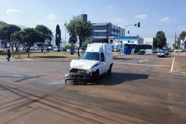 Foto relacionada a notícia: Acidente de grandes proporções é registrado na Av Brasil no Bairro Pacaembu, em Cascavel