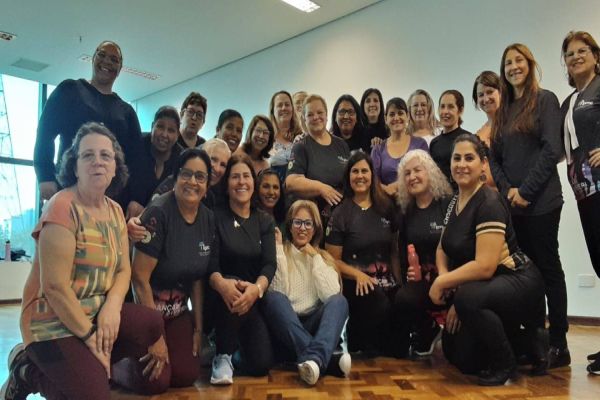 Imagem referente a notícia: Dançar é viver: Projeto do IPMC envolve aposentados em atividades de dança