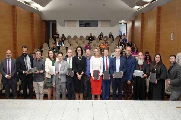 OAB Cascavel moderniza Tribunal do Júri com doação de tablets