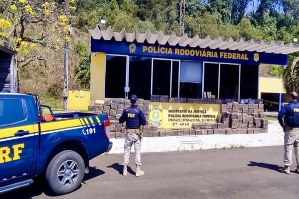 PRF apreende quase 2 toneladas de maconha na BR-277 no Paraná