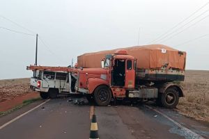Imagem referente à notícia: Colisão frontal deixa dois feridos na PR-180 entre Nova Aurora e Cafelândia