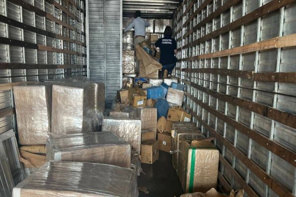 Imagem referente a notícia: Fraude milionária: Cinco caminhões com mercadorias escondidas são apreendidos na Aduana da Amizade