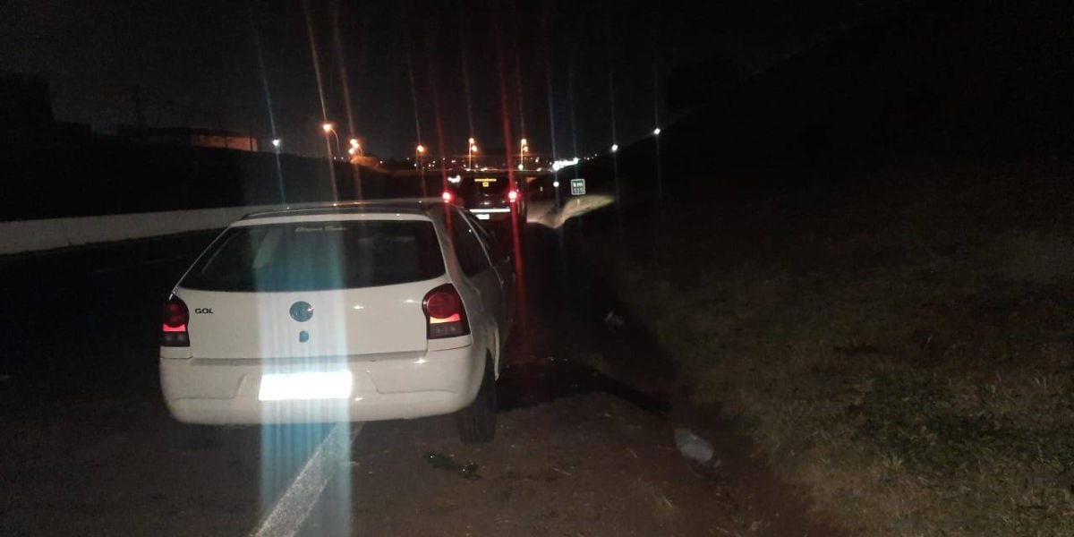 Duas pessoas ficam feridas após carro colidir contra barranco na PRc-467 em Cascavel