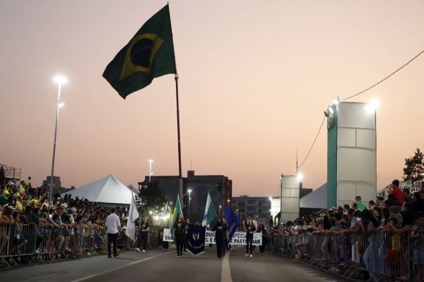 Imagem referente a notícia: Cascavel celebra a Pátria com desfile cívico que reúne 45 mil pessoas
