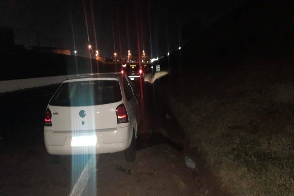 Duas pessoas ficam feridas após carro colidir contra barranco na PRc-467 em Cascavel