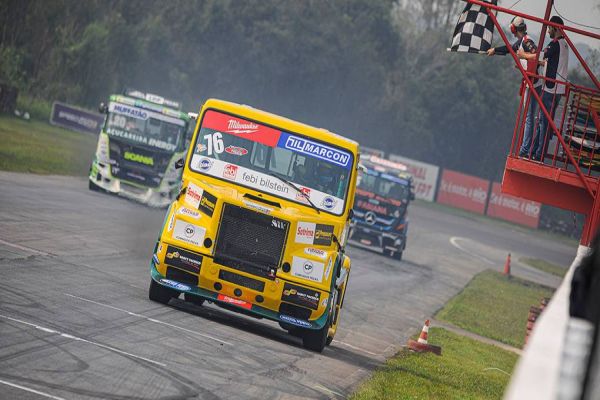 Rafael Fleck levanta a torcida em Guaporé vitória na Fórmula Truck