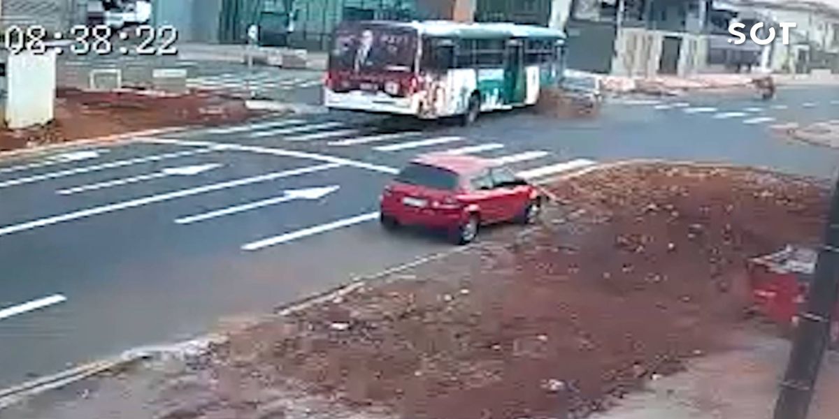 Colisão entre carro e ônibus deixa feridos no bairro Maria Luiza em Cascavel