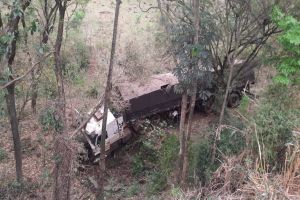 Imagem referente à notícia: Caminhão despenca ribanceira após saida de pista na PR-495 em Diamante do Oeste