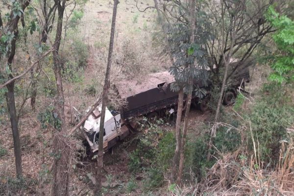 Imagem referente a notícia: Caminhão despenca ribanceira após saida de pista na PR-495 em Diamante do Oeste