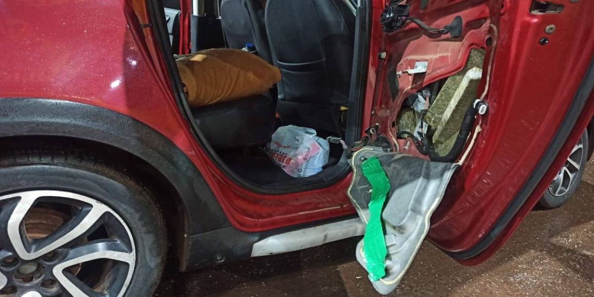 PRF apreende 127 kg de maconha em carro na BR-277 em Cascavel; Passageiras negaram saber da droga