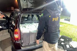 Imagem referente à notícia: PRF apreende cerca de 200 garrafas de vinho de origem internacional sem o pagamento de imposto