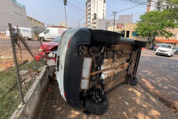 Três carros se envolvem em acidente no Centro de Cascavel; duas pessoas ficam feridas