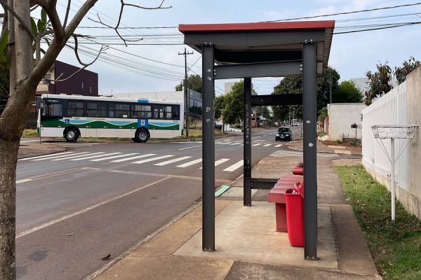 Mais de R$ 56 mil parados ao tempo: Abrigos de ônibus abandonados geram indignação no Bairro Periolo