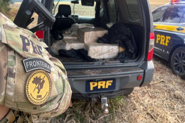 PRF apreende utilitário roubado com quase meia tonelada de maconha em Toledo
