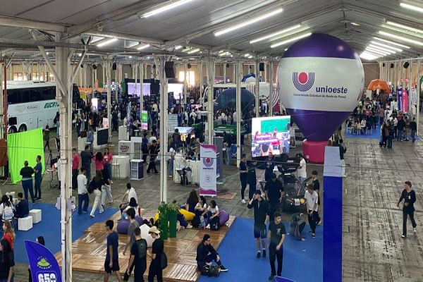 Unioeste ganha destaque na Feira das Profissões com projetos universitários