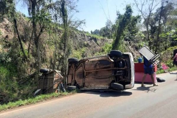 Três veículos se envolvem em colisão na PR-566, deixando quatro feridos