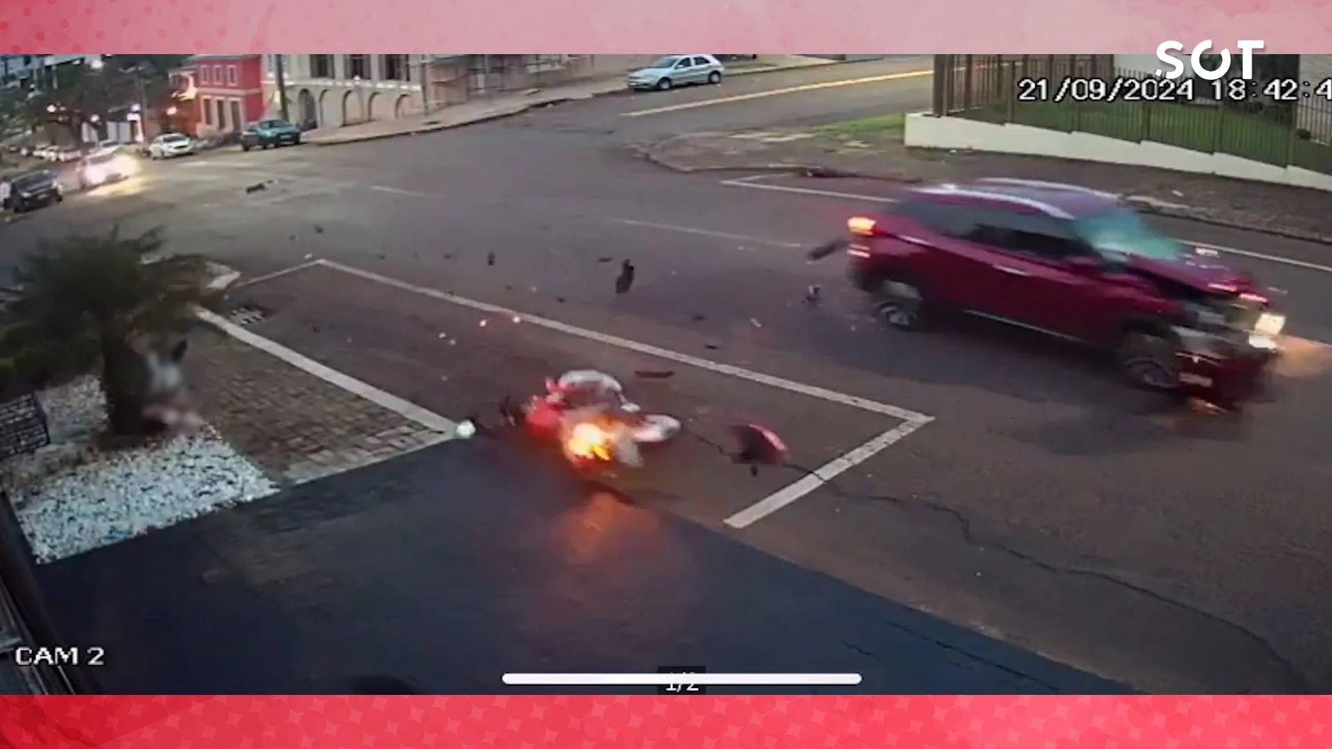 Foto relacionada a notícia: Câmera de monitoramento captura grave acidente de trânsito no Bairro Cancelli, em Cascavel